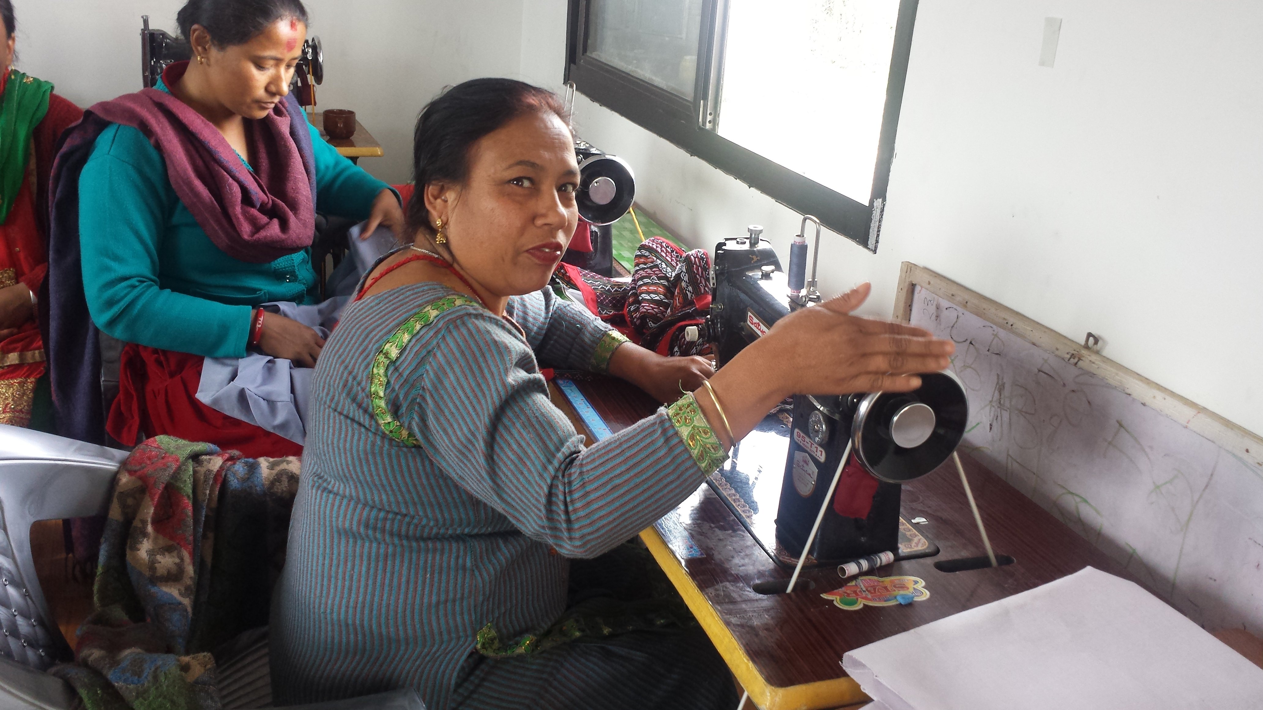 裁缝合作社主席Rajya Laxmi ，希望透过和成员分享知识，能令更多妇女靠手艺脱贫自立。（摄影︰李宝琪/乐施会）